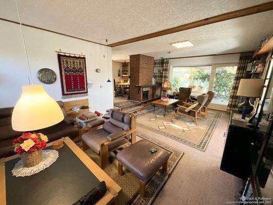 großzügiges Wohnzimmer