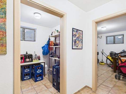 UG - Flur vor Lagerräumen.jpg