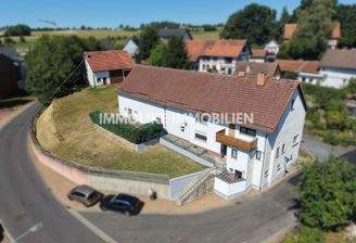 Einfamilienhaus mit Scheune