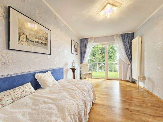 Zimmer mit Zugang zum Balkon OG