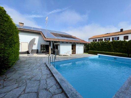 Weitläufige Terrasse mit Pool in direkter Nähe