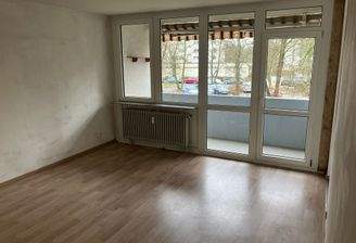 Zugang zum Balkon mit kompletter Fensterfront