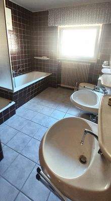 Wannen-Duschbad im Erdgeschoß