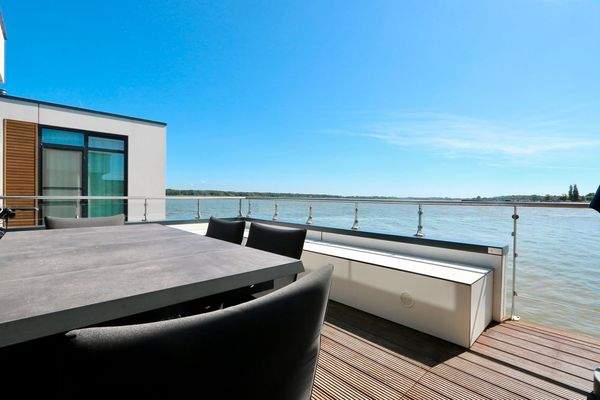 mit traumhaftem Blick auf das Wasser