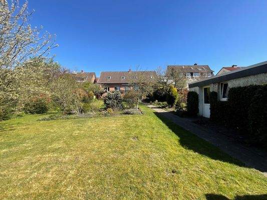Blick vom Garten auf Grundstück, Haus und Garage