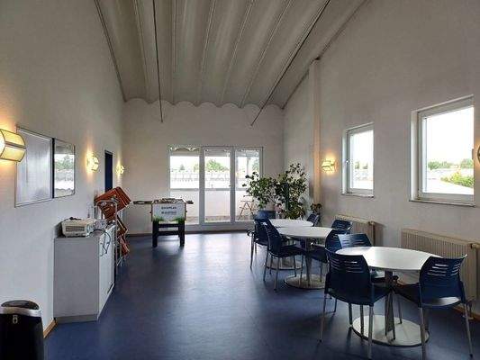 Aufenthaltsraum mit Zugang zum Balkon