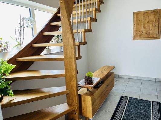 ansprechendes, neu gestaltetes Treppenhaus,u.a. mit Holztreppe