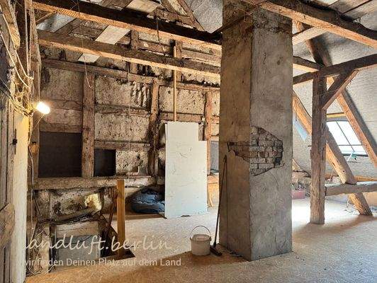 Unsanierter Bereich im Dachgeschoss, rechts Metall