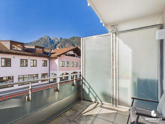 Sonniger Balkon mit Bergblick