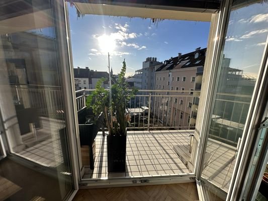 Blick vom  Esszimmer auf den Balkon