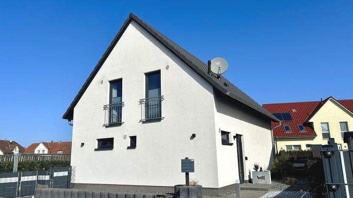 straßenseitige Gebäudeansicht