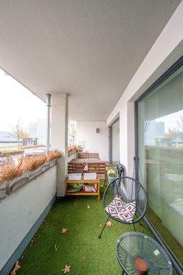 Große Terrasse mit Zugang zum Wohnzimmer
