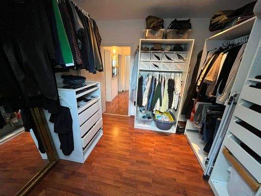 Kind 2 / Ankleidezimmer / Büro