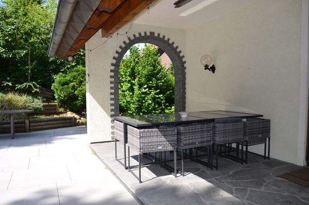 überdachte Sitzecke neben der Terrasse