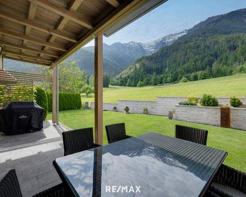 Blick von der überdachten Terrasse nach Süden