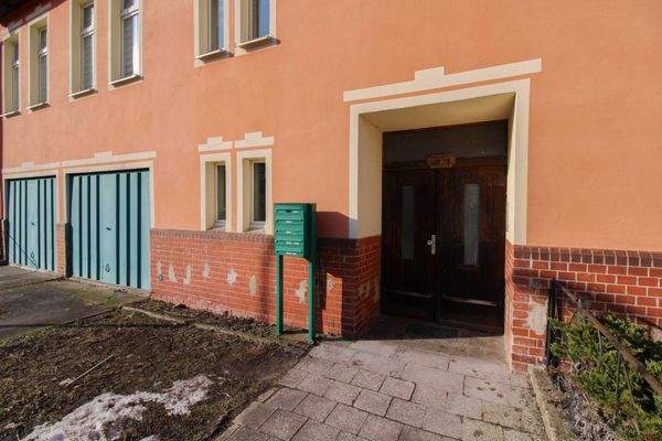 Hauseingang und Garagen