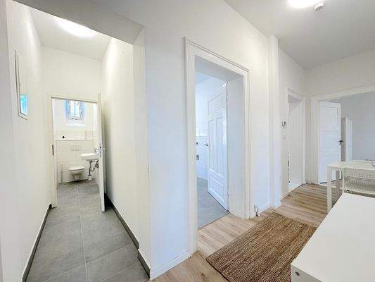 Heller Flur mit Türen