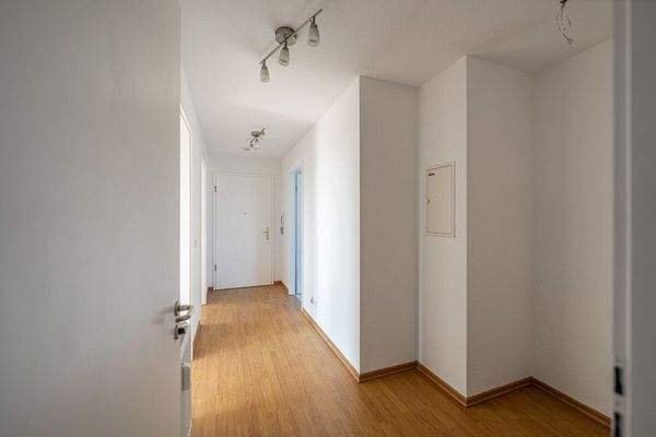 _Flur_Blick zur Whgstür