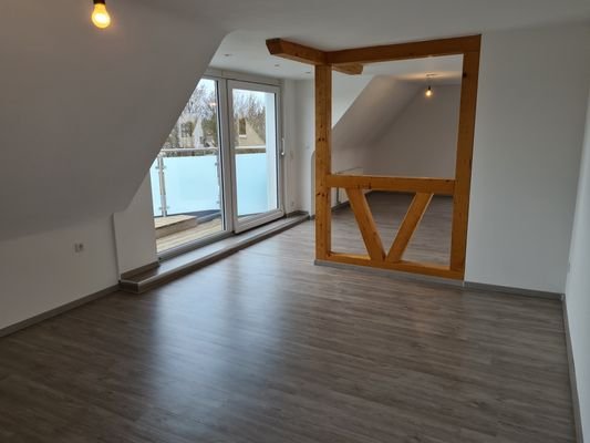 Wohnzimmer (mit Zugang zu Balkon)