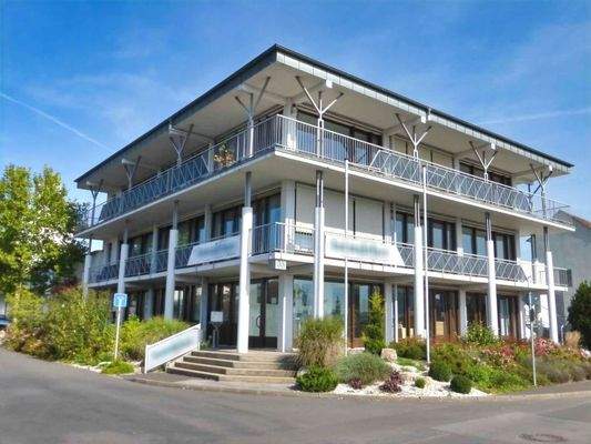 Architektur mit viel Glas und Licht... der attraktive Bürobereich der Immobilie