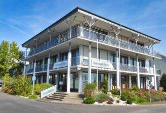 Architektur mit viel Glas und Licht... der attraktive Bürobereich der Immobilie