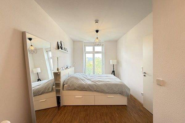 Schlafzimmer mit angrenzender Ankleide