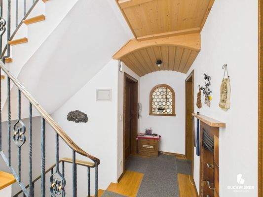 Flur mit Treppe im 1.OG