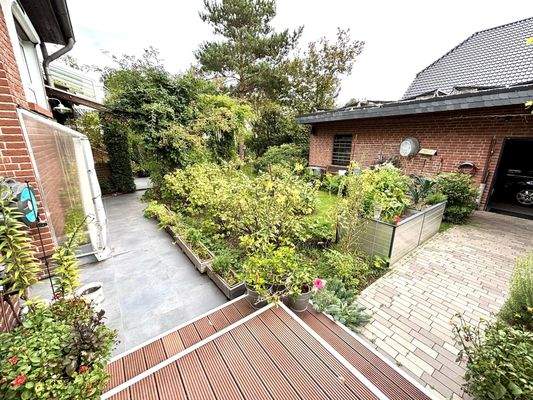 Blick in den Garten mit Garage