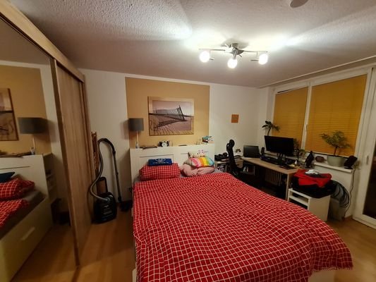 Schlafzimmer mit Zugang zum Balkon