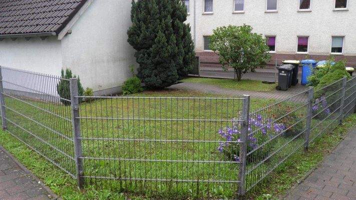 Kleine Gartenfläche vor Hauseingang 