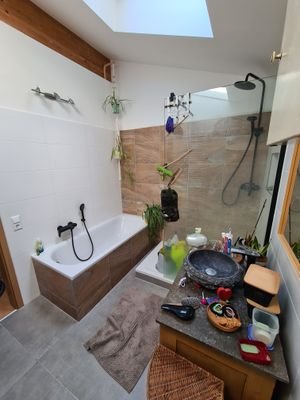 Modernes Bad mit Wanne, Dusche u Dachfenster 