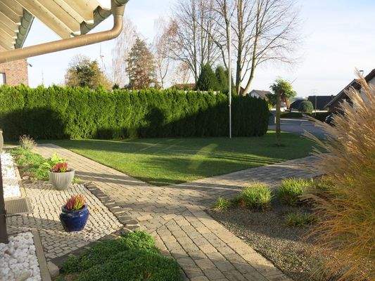 auf großem Grundstück