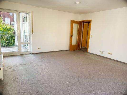 Wohnzimmer mit Zugang zum Balkon.jpg