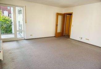 Wohnzimmer mit Zugang zum Balkon.jpg