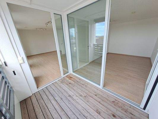 6_Loggia Richtung Zimmer.jpg