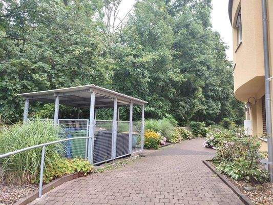 gepflegte Außenanlage