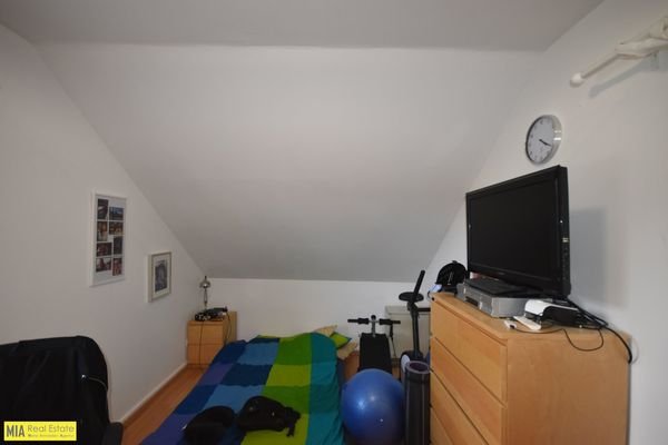 Schlafzimmer - Kleines 2 Zimmer Dachgeschoss-Apartment in Ruhelage Miete Grödig Salzburg