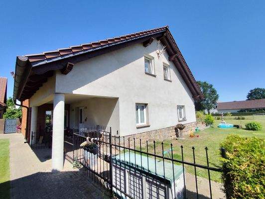 Überdachte Terrasse am EFH 2