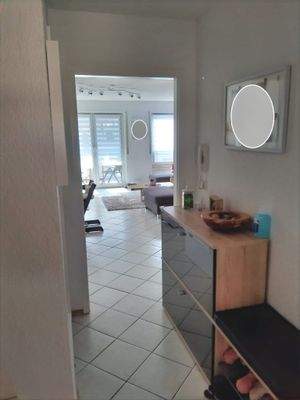 Flur mit Blick ins Wohnzimmer