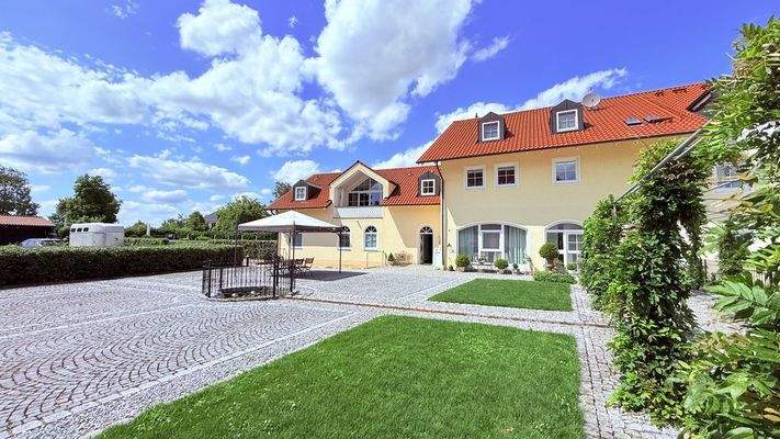 Vorplatz mit Terrasse