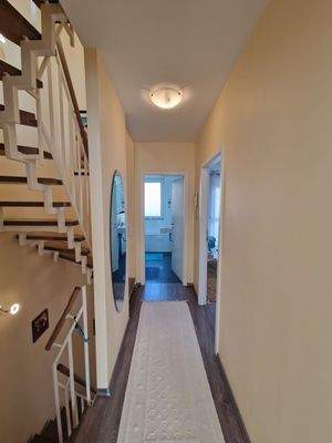 Flur mit Treppe und Spiegel