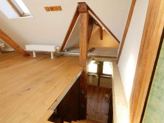  Spitzbodenzimmer - GIEBELBODEN - Treppenöffnung