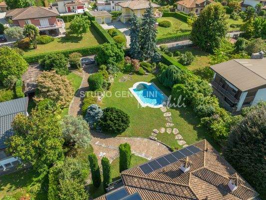 giardino con piscina