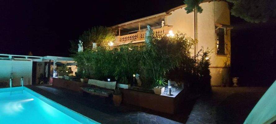 Haus und Pool bei Nacht