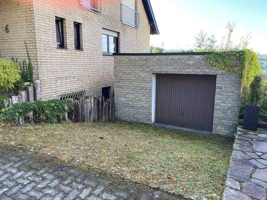 71) Rechte Garage mit Zugang zum Garten