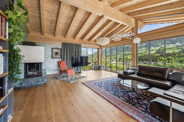 Der lichtdurchflutete Wohnbereich mit Blick auf die Bergwelt