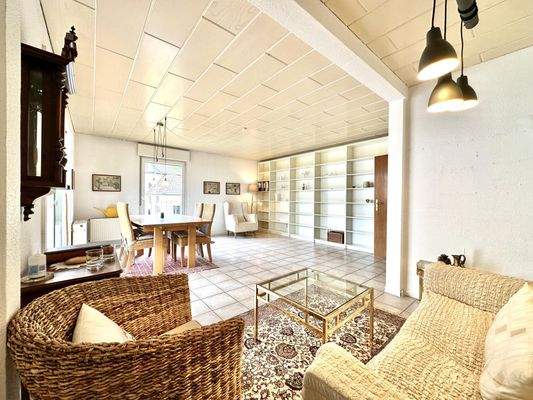 Blick ins helle Wohn- und Esszimmer