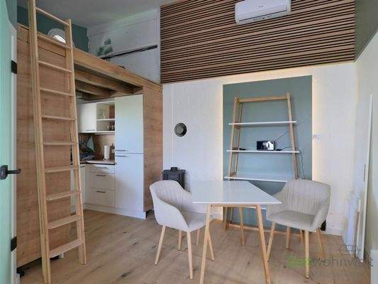 Klimaanlage, Esstisch, Leiter zut Bücherwand