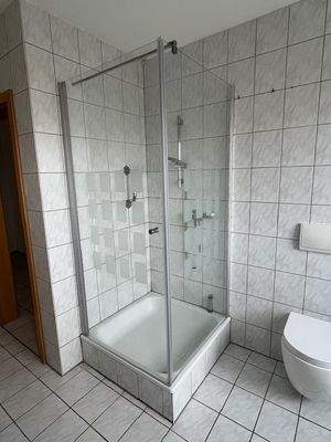 Dusche und Badewanne 