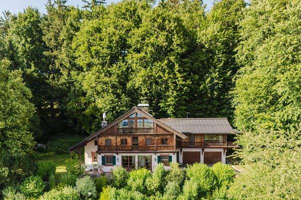 Am Waldrand gelegen und von gewachsener Substanz geprägt